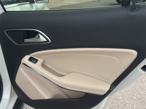 Used 2016 Mercedes-Benz GLA 250 image 12