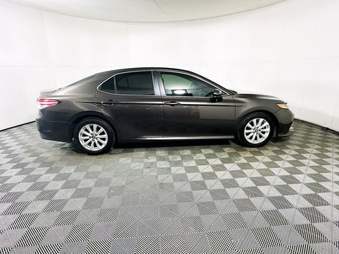 Used 2018 Toyota Camry LE image 10
