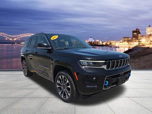 Used 2023 Jeep Grand Cherokee Overland w/ Luxury Tech Group IV AWD/4WD image 4