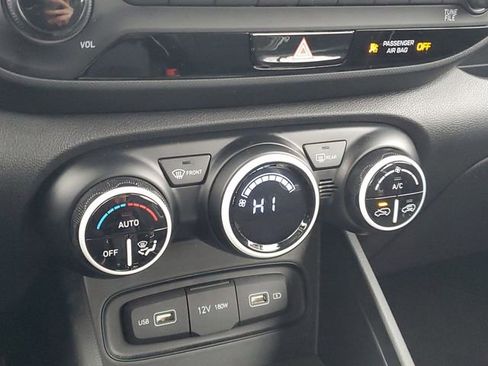 Used 2022 Hyundai Venue Limited image 24