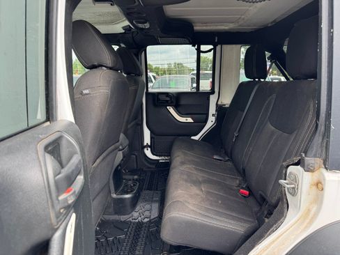 Used 2018 Jeep Wrangler Unlimited Sahara AWD/4WD image 16