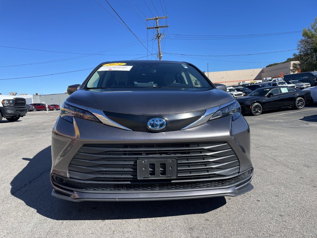 Certified 2024 Toyota Sienna LE AWD/4WD image 5