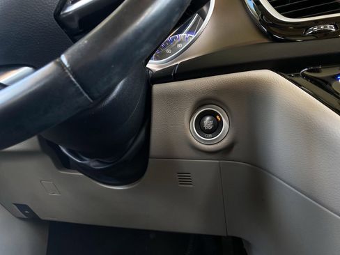 Used 2017 Chrysler Pacifica Touring-L image 13