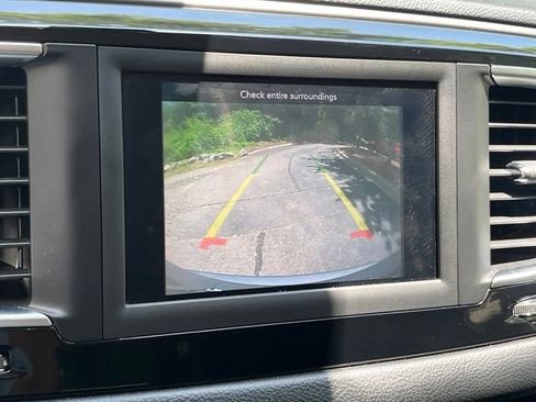 Used 2020 Chrysler Pacifica Touring FWD image 16