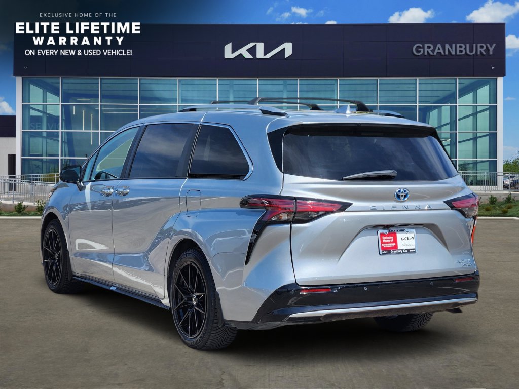 Used 2024 Toyota Sienna Platinum FWD image 4