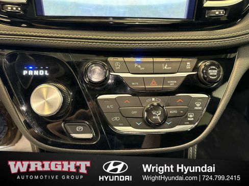 Used 2025 Chrysler Pacifica Limited FWD image 28