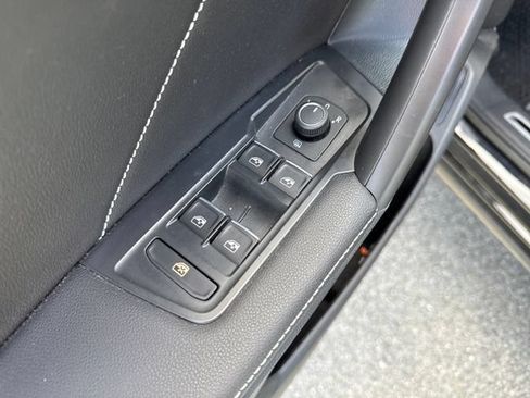 Certified 2023 Volkswagen Tiguan SE R-Line FWD image 24