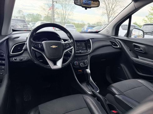 Used 2019 Chevrolet Trax LT w/ Sun & Sound Package FWD image 3