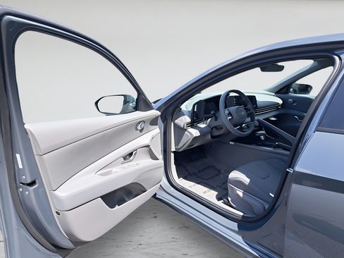 Used 2026 Hyundai Elantra SE FWD image 9