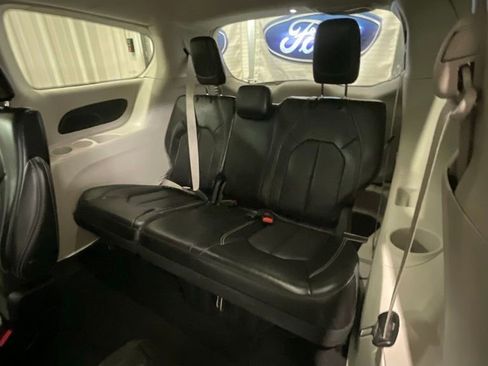 Used 2024 Chrysler Pacifica Touring-L image 12