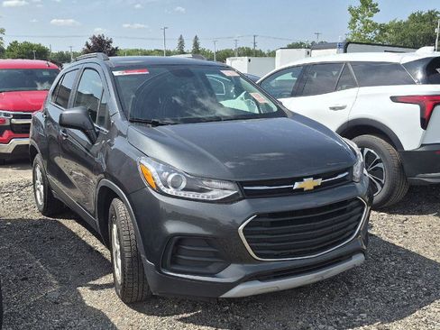 Used 2019 Chevrolet Trax LT w/ LT Convenience Package FWD image 2