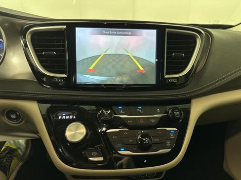 Used 2024 Chrysler Pacifica Select image 22