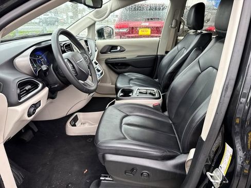 Used 2024 Chrysler Pacifica Touring-L image 17