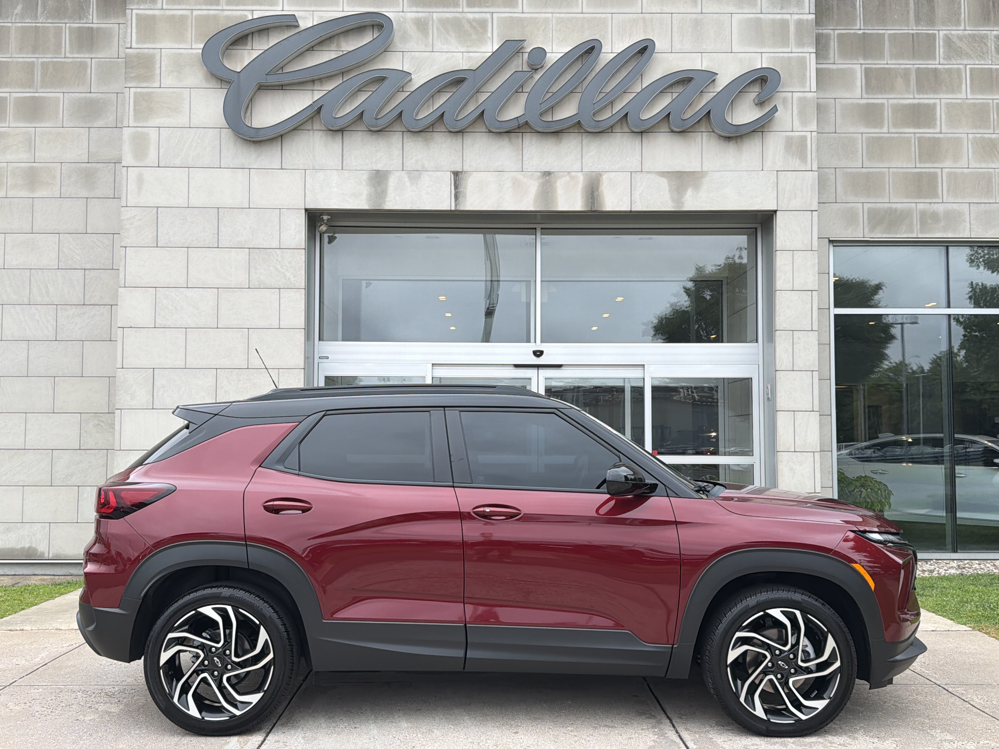 Used 2025 Chevrolet TrailBlazer RS w/ Convenience Package AWD/4WD image 3
