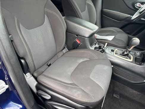 Used 2016 Jeep Cherokee Latitude w/ Comfort/Convenience Group AWD/4WD image 16