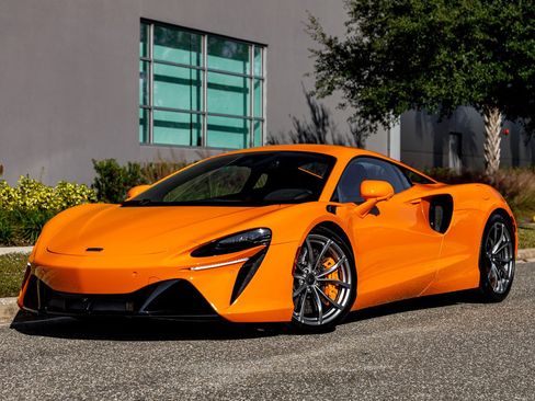 Used 2025 McLaren Artura image 2