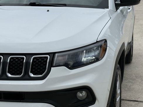 Used 2024 Jeep Compass Latitude AWD/4WD image 11