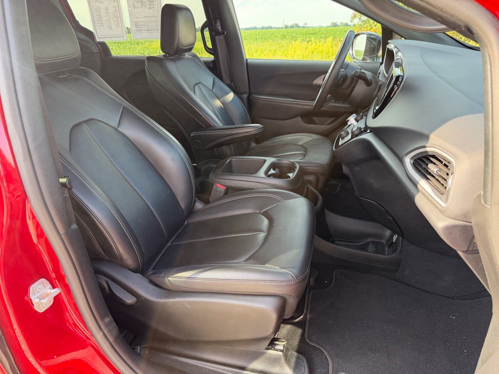 Used 2025 Chrysler Pacifica Select FWD image 24