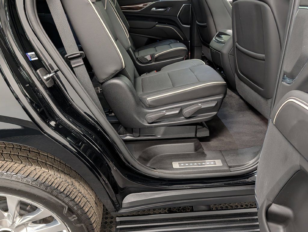 Used 2024 Cadillac Escalade Premium Luxury w/ Performance Package AWD/4WD image 35