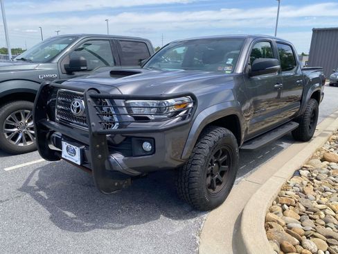 Used 2016 Toyota Tacoma TRD Sport w/ Premium & Technology Package AWD/4WD image 3