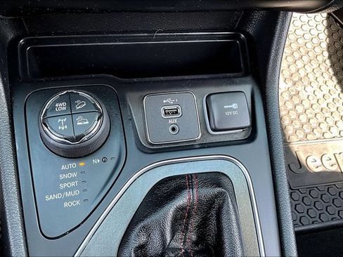 Used 2020 Jeep Cherokee Trailhawk w/ Cold Weather Group AWD/4WD image 15