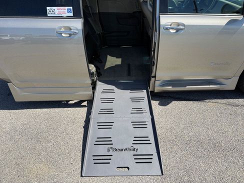 Used 2015 Toyota Sienna XLE w/ XLE Navigation Package FWD image 19