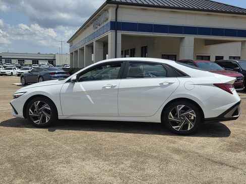 Used 2024 Hyundai Elantra SEL w/ Convenience Package FWD image 4