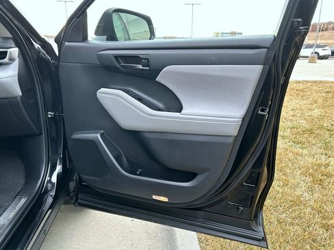 Used 2023 Toyota Highlander L image 16