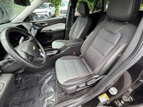 Used 2025 Chevrolet Trax LT w/ LT Convenience Package FWD image 31