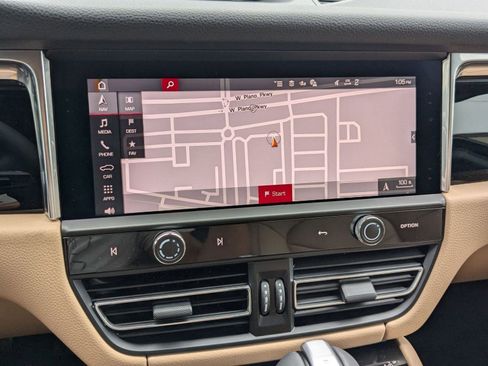 Used 2025 Porsche Macan image 17