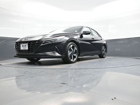 Certified 2023 Hyundai Elantra Limited w/ Preferred Accessory Package image 26