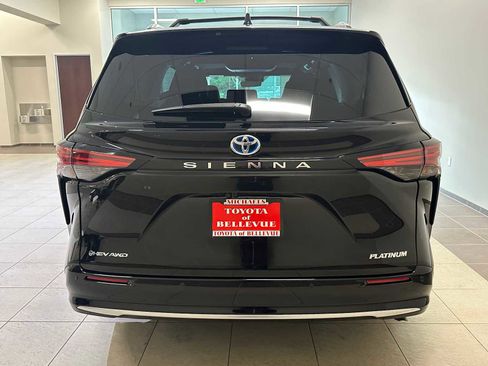 Certified 2025 Toyota Sienna Platinum image 5