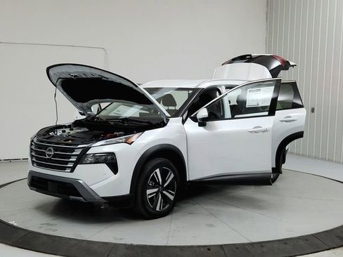 Used 2025 Nissan Rogue SL AWD/4WD image 11