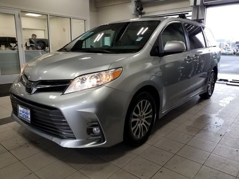 Used 2020 Toyota Sienna XLE image 2