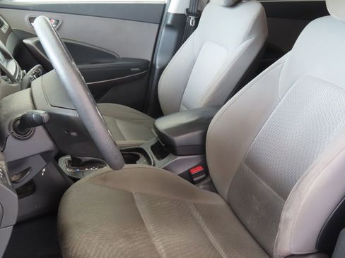 Used 2017 Hyundai Santa Fe SE FWD image 9