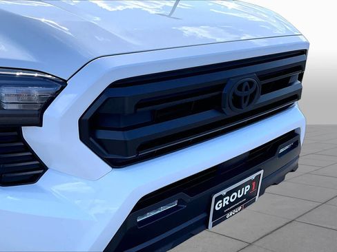 Used 2025 Toyota Tacoma SR5 AWD/4WD image 29