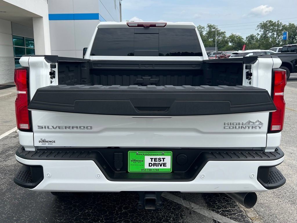 Used 2025 Chevrolet Silverado 2500 High Country w/ Technology Package AWD/4WD image 9