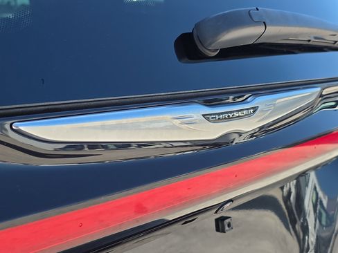 Used 2023 Chrysler Pacifica Touring-L FWD image 9