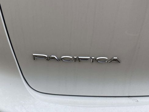 Used 2023 Chrysler Pacifica Touring-L image 10