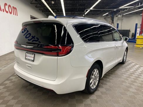 Used 2022 Chrysler Pacifica Touring-L image 11