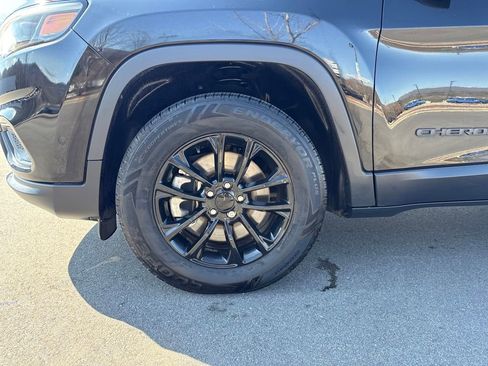 Used 2023 Jeep Cherokee Altitude Lux image 25