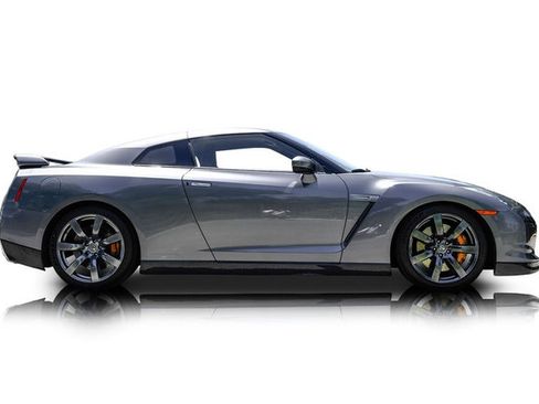 Used 2011 Nissan GT-R Premium AWD/4WD image 2