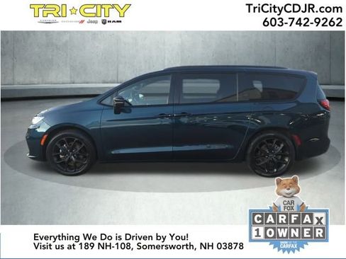 Used 2025 Chrysler Pacifica Limited image 2