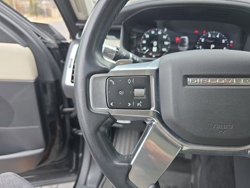 Used 2021 Land Rover Discovery S image 32
