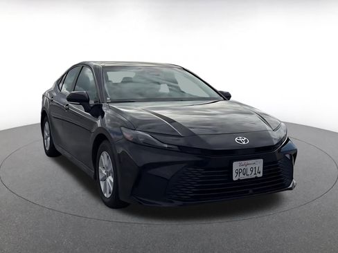 Used 2025 Toyota Camry LE image 3