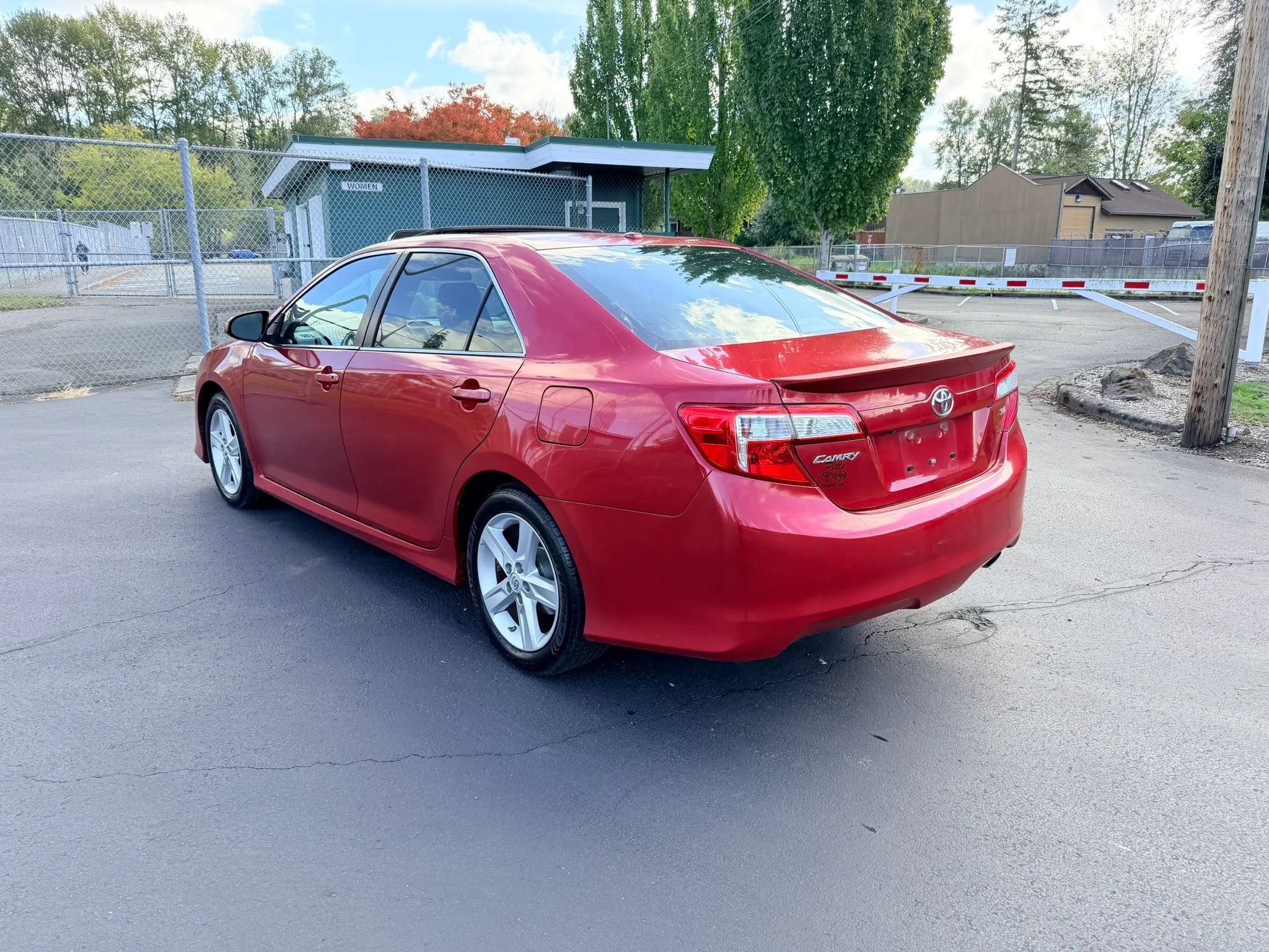 Used 2014 Toyota Camry SE w/ Moonroof Package FWD image 3