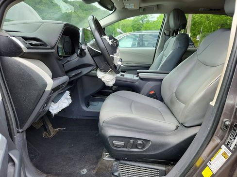 Used 2024 Toyota Sienna XLE AWD/4WD image 6