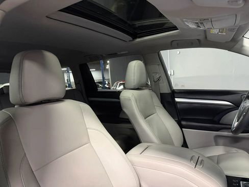 Used 2019 Toyota Highlander XLE AWD/4WD image 18