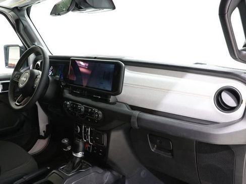 Used 2024 Jeep Wrangler Unlimited AWD/4WD image 17