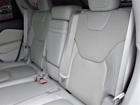 Used 2019 Jeep Cherokee Limited w/ Luxury Group image 8